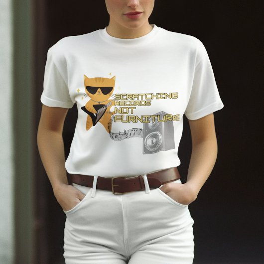 Katze mit Gitarre kratzend Platten nicht Möbel T-Shirt