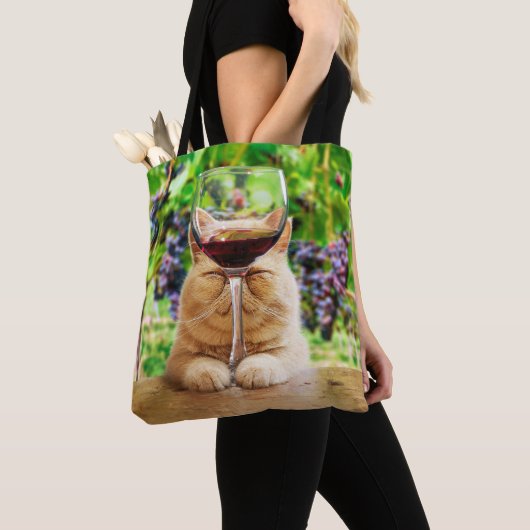 Katze mit Glas Wein Tasche (Von Nahem)