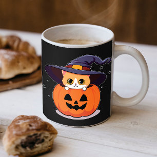 Katze mit Hexenhut in Halloween-Kürbisgesicht Kaffeetasse
