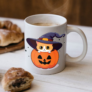 Katze mit Hexenhut in Halloween-Kürbisgesicht Kaffeetasse