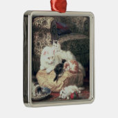 Katze mit ihren Kätzchen auf einem Kissen Silbernes Ornament (Rechts)