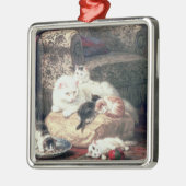 Katze mit ihren Kätzchen auf einem Kissen Silbernes Ornament (Links)