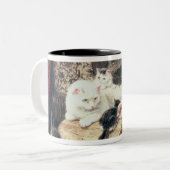 Katze mit ihren Kätzchen auf einem Kissen Zweifarbige Tasse (Vorderseite Links)