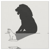 Katze mit Löwenschatten Stoff (Nahaufnahme)