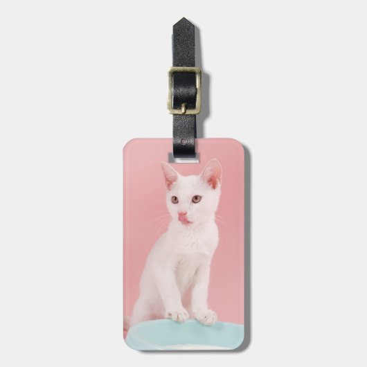Katze mit Schüssel Milch Gepäckanhänger (Vorderseite vertikal)
