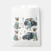 Katze mit schwarzem Taxi in London England Geschenktütchen (Vorderseite)