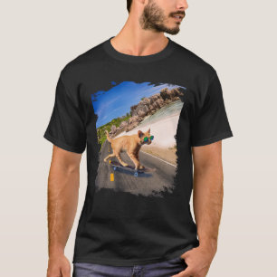Katze mit Sonnenbrille auf Skateboard am Strand T-Shirt