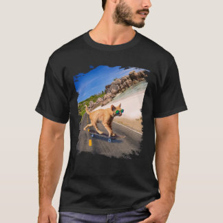 Katze mit Sonnenbrille auf Skateboard am Strand T-Shirt