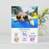 Katze mit Sonnenbrille, die sich auf einer Luftmat Einladung (Stehend Vorderseite)