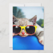 Katze mit Sonnenbrille, die sich auf einer Luftmat Einladung (Rückseite)