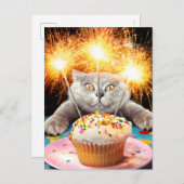 Katze mit Sparklerkuchen Einladungspostkarte (Vorne/Hinten)
