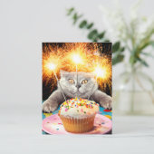 Katze mit Sparklerkuchen Einladungspostkarte (Stehend Vorderseite)