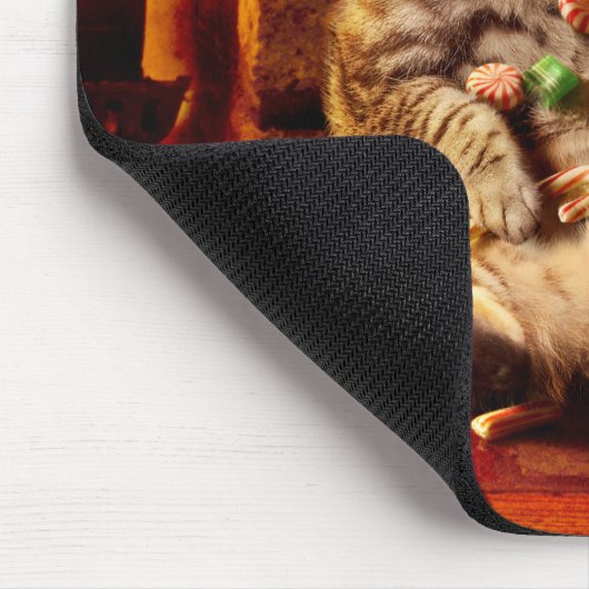 Katze mit Strumpf auf Kopf Mousepad (Ecke)