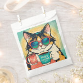 Katze mit überdimensionaler Sonnenbrille und einem Geschenktütchen (Ausgeschnitten)