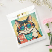 Katze mit überdimensionaler Sonnenbrille und einem Geschenktütchen (Versiegelt)