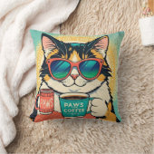 Katze mit überdimensionaler Sonnenbrille und einem Kissen (Decke)