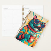 Katze mit überdimensionaler Sonnenbrille und einem Planer (Anzeige)