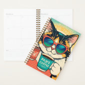 Katze mit überdimensionaler Sonnenbrille und einem Planer (Anzeige)