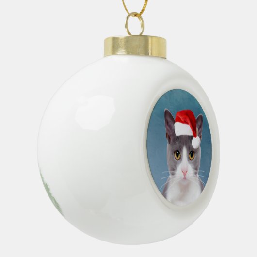 Katze mit Weihnachtsmannmütze Weihnachtsportrait Keramik Kugel-Ornament (Links)