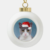 Katze mit Weihnachtsmannmütze Weihnachtsportrait Keramik Kugel-Ornament (Vorderseite)