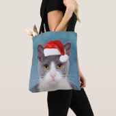 Katze mit Weihnachtsmannmütze Weihnachtsportrait Tasche (Von Nahem)