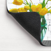 Katze mit Yellow Tulip Bouquet Mousepad (Ecke)