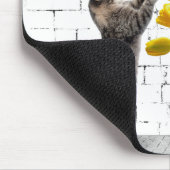 Katze mit Yellow Tulip Bouquet Mousepad (Ecke)