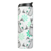 Katze Niedlich und spielerisch aus einem Pocket Thermosbecher (Nach links gedreht)