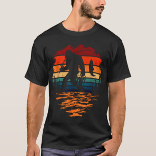 Katze reitet Fisch am blauen Himmel T-Shirt