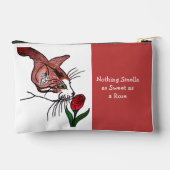 Katze riecht an duftender Rose  Zubehörtasche (Rückseite)
