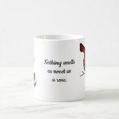 Katze riecht an einer Rose Kaffeetasse (Mittel)