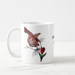 Katze riecht an einer Rose Kaffeetasse
