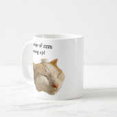 Katze schläft auf der Arbeit Kaffeetasse (Vorderseite Links)
