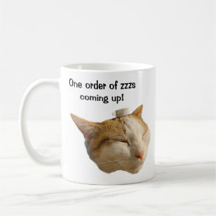 Katze schläft auf der Arbeit Kaffeetasse