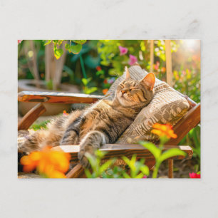 Katze schläft in einem Gartensessel zwischen Blume Feiertagspostkarte