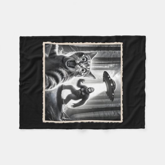Katze Selfie mit Bigfoot und Ufo Funny Sasquatch C Fleecedecke (Vorderseite (Horizontal))