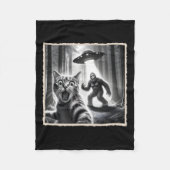 Katze Selfie mit Bigfoot und Ufo Funny Sasquatch C Fleecedecke (Vorderseite)