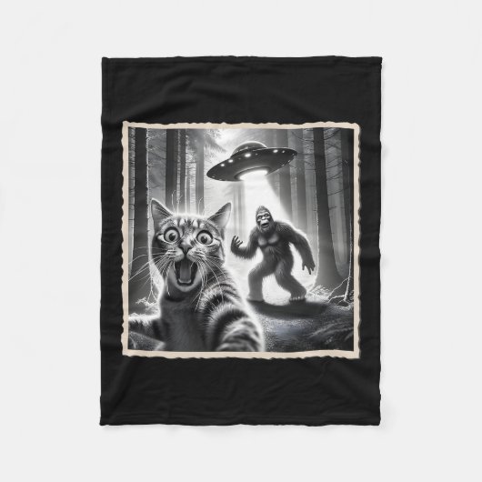 Katze Selfie mit Bigfoot und Ufo Funny Sasquatch C Fleecedecke (Vorderseite)