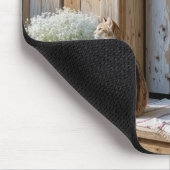 Katze sitzt auf einer Veranda-Stufe eines Bauernha Mousepad (Ecke)