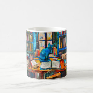Katze sitzt zwischen offenen Büchern auf dem Tisch Kaffeetasse