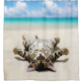 Katze Sonnenbaden am Strand Duschvorhang (Vorderseite)