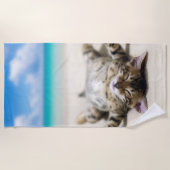 Katze Sonnenbaden am Strand  Strandtuch (Vorderseite)