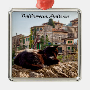 Katze sonnt sich auf einer Mauer - Valldemossa, Ma Ornament Aus Metall