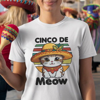 Katze Tragen eines bunten Sombrero T-Shirt