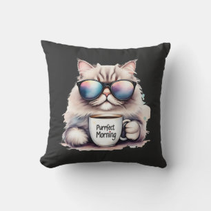Katze trägt eine Sonnenbrille und hält eine Kaffee Kissen
