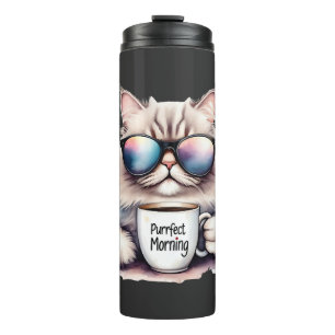 Katze trägt eine Sonnenbrille und hält eine Kaffee Thermosbecher