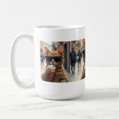 Katze trinkt Kaffee auf einer Straße Kaffeetasse (Links)