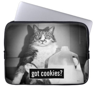 Katze trinkt Milch von Jug Laptopschutzhülle