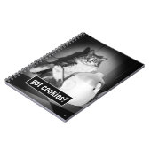 Katze trinkt Milch von Jug Notizblock (Linke Seite)