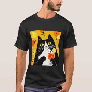 Katze trinkt Orange Getränk auf coole Weise T-Shirt